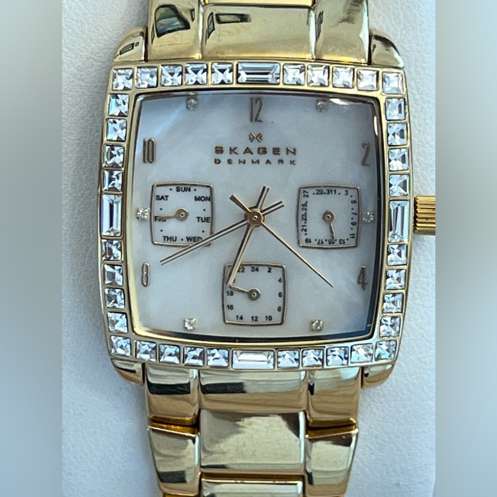 Skagen Ladies Watch Crystals Gold-Tone Bracelet Pearl Dial Crystals Date Dials